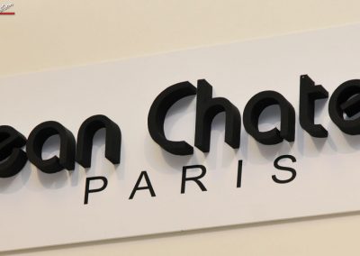 3D Logo 'Jean Chatel' aus Styropor in Schwarz gestrichen