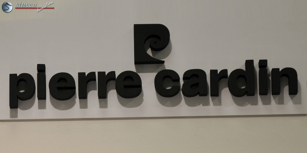 3D Logo 'Pierre Cardin' aus Styropor in Schwarz gestrichen