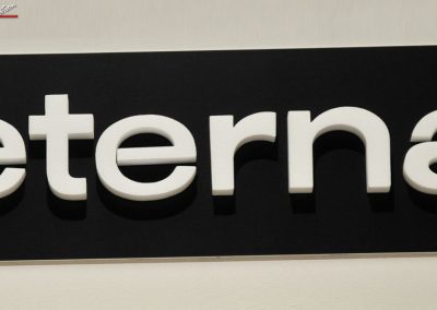 3D Logo 'eterna' aus Styropor in Schwarz gestrichen