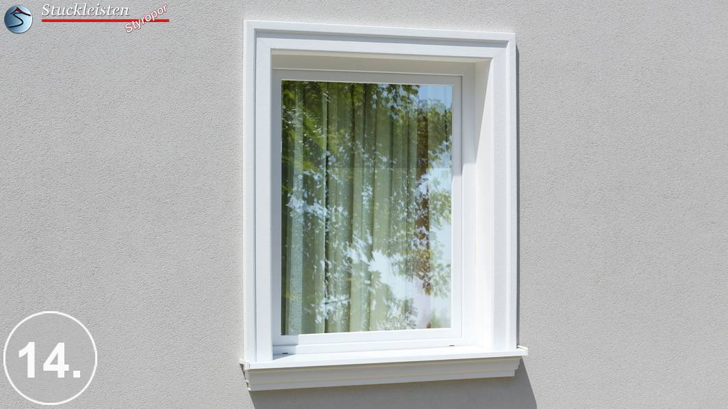 Schlichte Fensterumrahmung mit der Außenstuck Zierleiste Bayern 120 und dem Fensterbankprofil Nürnberg 124