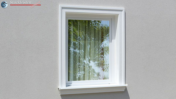 Komplette Fensterumrandung mit diversen Fassadenstuck Zierleisten