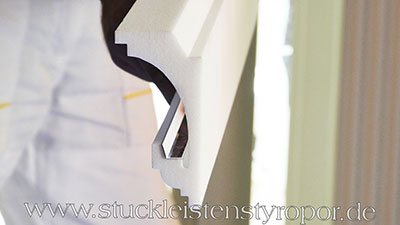 LED-Stuckleiste mit eingebauter Reflektorleiste