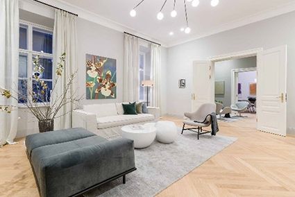 Innendekoration mit eleganten Deckenleisten 