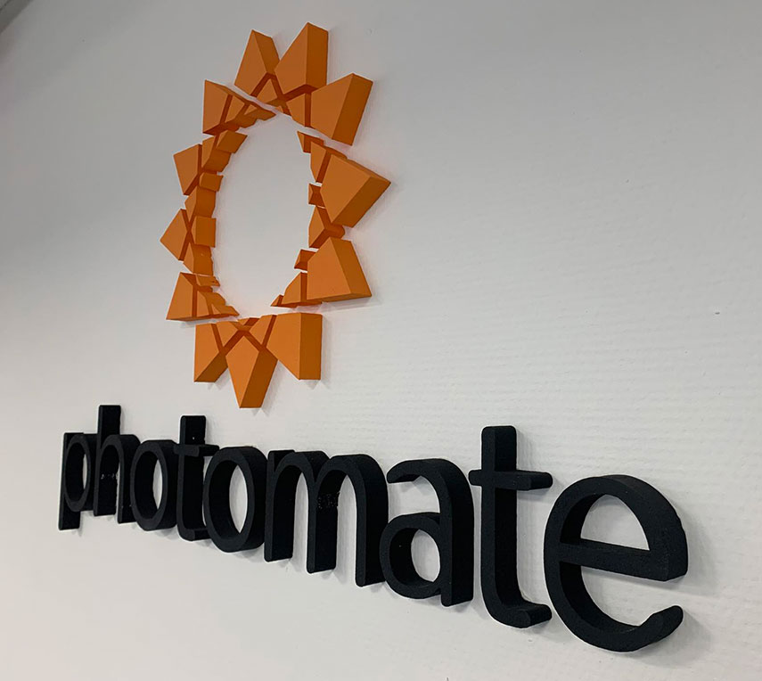 Einzigartigkeit mit individuell gefertigtem Stuck und 3D-Firmenlogos