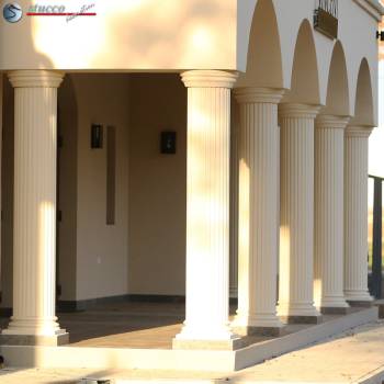 Klassische Dekosäulen mit Kapitell und Säulenfuß