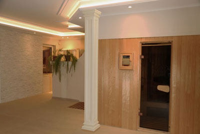 Stoßfeste, eckige Säule zur Raumgestaltung