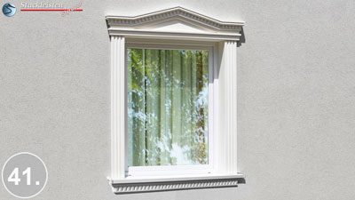 Fensterstuck mit Zinnenfriesen und kannelierten Faschenleisten Fensterstuck mit Zinnenfriesen und kannelierten Faschenleisten