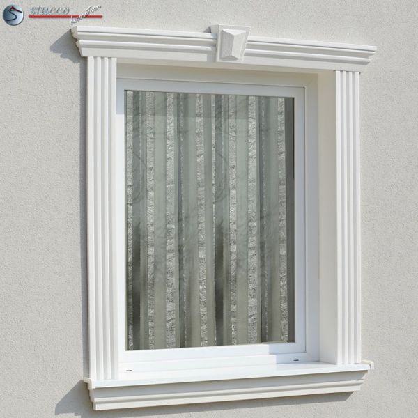 Stuckfenster mit edlen Stuckmustern und Schlussstein Stuckfenster mit edlen Stuckmustern und Schlussstein