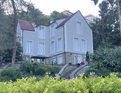 Einfamilienhaus mit Fassadenstuck in Naturtönen
