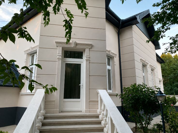 Fassadensanierung mit Laibungsprofilen und Fensterstuck