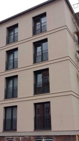 moderne Hausfassade mit Außenstuckprofilen